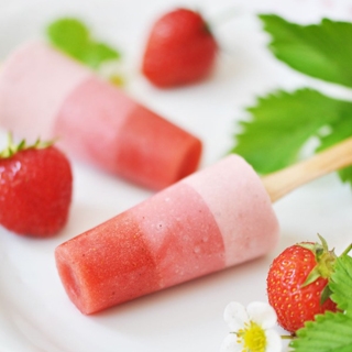 Ombre Erdbeer-Popsicles 